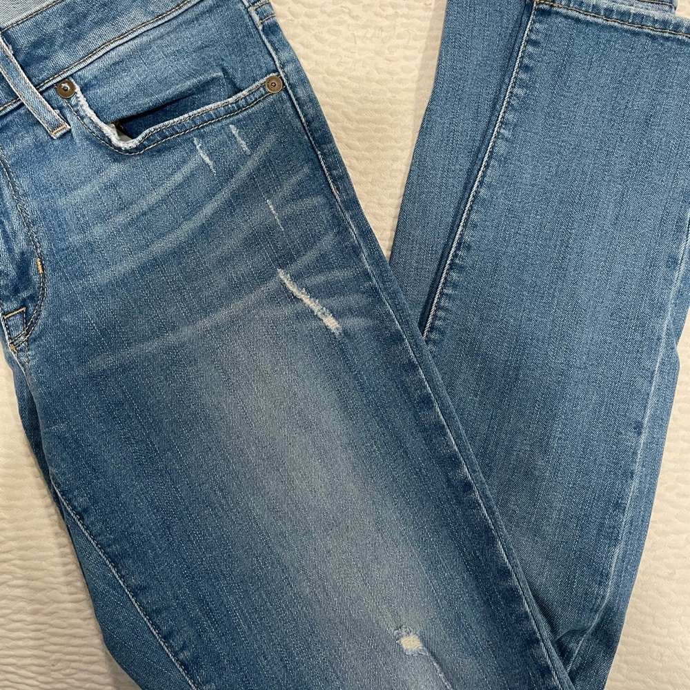 Distressed skinny jeans